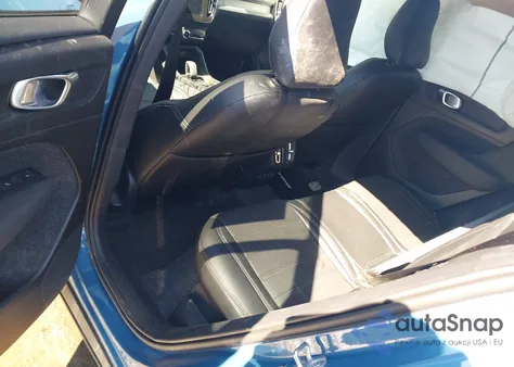 2024 Volvo Xc40 B5 Core Dark Theme z USA, uszkodzony, nr VIN YV4L12UK7R2222566